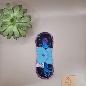 serviette hygiénique lavable adolescente méduse – protection menstruelle réutilisable et absorbante, fabriquée en Suisse par La Fabrik a Patate.