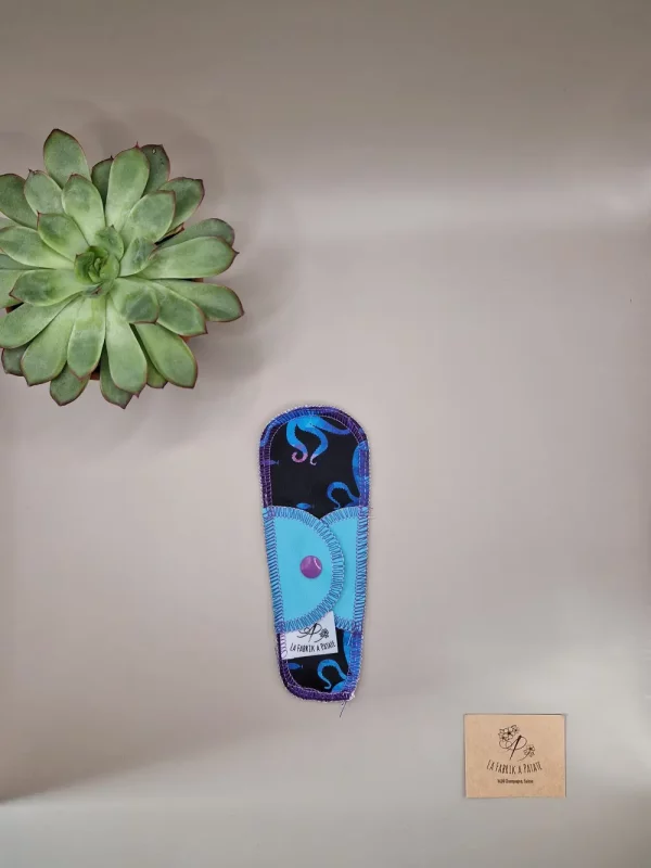 Protège String lavable meduse – protection menstruelle réutilisable et absorbante, fabriquée en Suisse par La Fabrik a Patate.