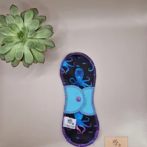 Serviette hygiénique lavable meduse – protection menstruelle réutilisable et absorbante, fabriquée en Suisse par La Fabrik a Patate.