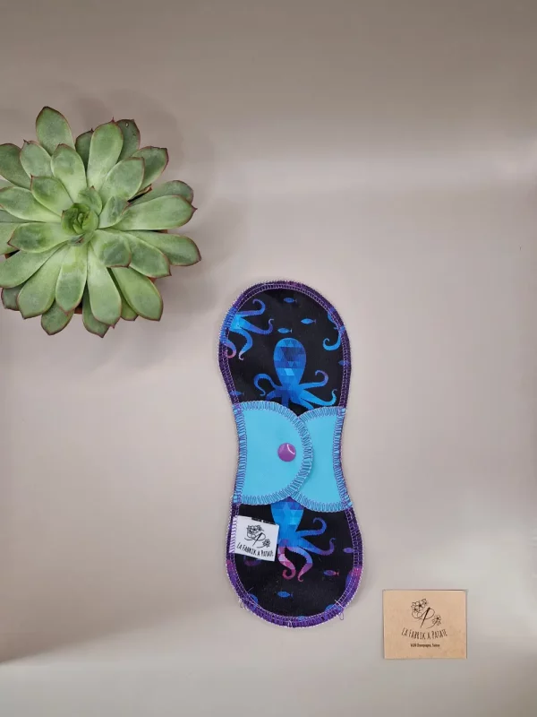 Serviette hygiénique lavable meduse – protection menstruelle réutilisable et absorbante, fabriquée en Suisse par La Fabrik a Patate.