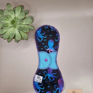 Serviette hygiénique lavable meduse – protection menstruelle réutilisable et absorbante, fabriquée en Suisse par La Fabrik a Patate.