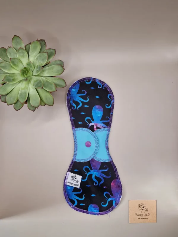 Serviette hygiénique lavable meduse – protection menstruelle réutilisable et absorbante, fabriquée en Suisse par La Fabrik a Patate.