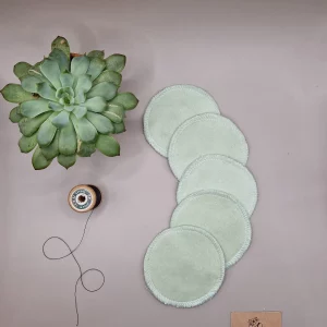 Disques démaquillants lavables en coton bio – douces, réutilisables et zéro déchet, fabriquées en Suisse par La Fabrik a Patate.