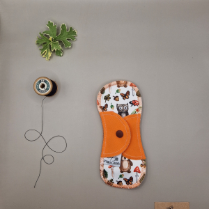 Protège Slip lavable sous bois – protection menstruelle réutilisable et absorbante, fabriquée en Suisse par La Fabrik a Patate.