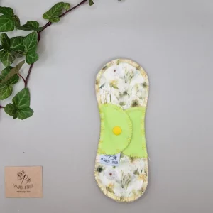 serviette hygiénique lavable adolescente pivoine – protection menstruelle réutilisable et absorbante, fabriquée en Suisse par La Fabrik a Patate.