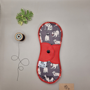Serviette hygiénique lavable dog – protection menstruelle réutilisable et absorbante, fabriquée en Suisse par La Fabrik a Patate.