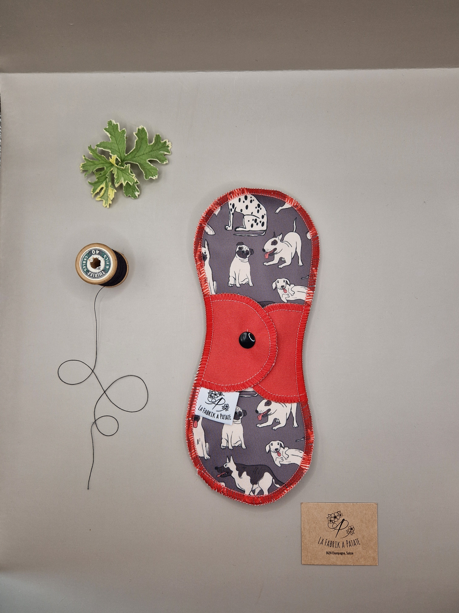 Serviette hygiénique lavable dog – protection menstruelle réutilisable et absorbante, fabriquée en Suisse par La Fabrik a Patate.