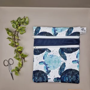 Pochette duo imperméable – idéal pour ranger serviettes hygiéniques lavables ou maillot de bain mouillé, fabriqué en Suisse par La Fabrik a Patate