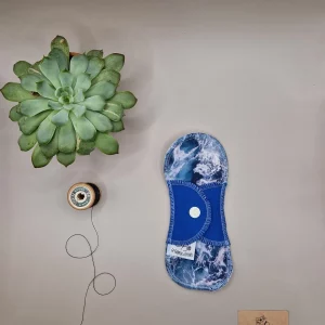 Protège Slip lavable ocean – protection menstruelle réutilisable et absorbante, fabriquée en Suisse par La Fabrik a Patate.