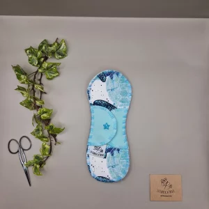 Serviette hygiénique lavable fidji – protection menstruelle réutilisable et absorbante, fabriquée en Suisse par La Fabrik a Patate.