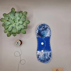 Serviette hygiénique lavable ocean – protection menstruelle réutilisable et absorbante, fabriquée en Suisse par La Fabrik a Patate.