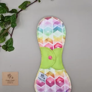 Serviette hygiénique lavable arlequin – protection menstruelle réutilisable et absorbante, fabriquée en Suisse par La Fabrik a Patate.