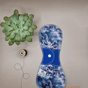 Serviette hygiénique lavable ocean – protection menstruelle réutilisable et absorbante, fabriquée en Suisse par La Fabrik a Patate.