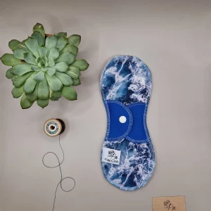 Serviette hygiénique lavable ocean – protection menstruelle réutilisable et absorbante, fabriquée en Suisse par La Fabrik a Patate.