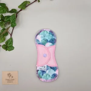Protège Slip lavable ecailles vertes – protection menstruelle réutilisable et absorbante, fabriquée en Suisse par La Fabrik a Patate.