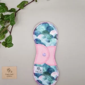 Serviette hygiénique lavable ecaille verte – protection menstruelle réutilisable et absorbante, fabriquée en Suisse par La Fabrik a Patate.