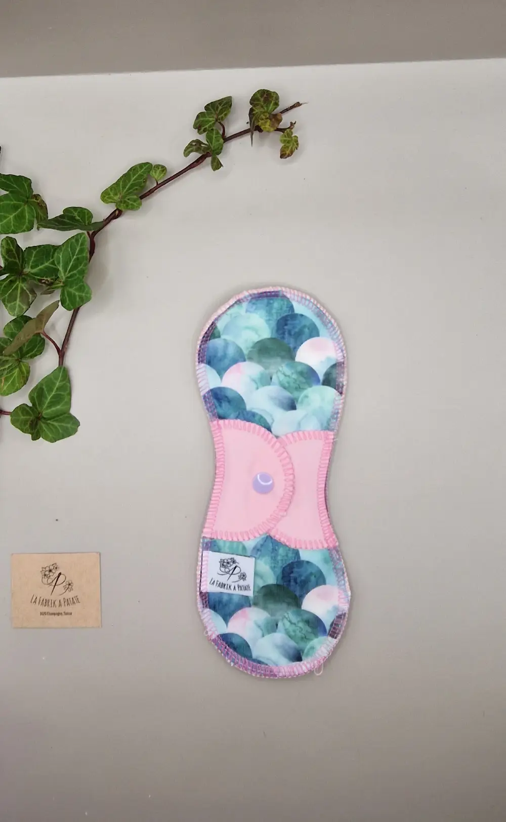 Serviette hygiénique lavable ecaille verte – protection menstruelle réutilisable et absorbante, fabriquée en Suisse par La Fabrik a Patate.