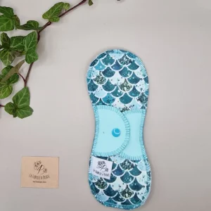 Serviette hygiénique lavable ecailles bleu – protection menstruelle réutilisable et absorbante, fabriquée en Suisse par La Fabrik a Patate.