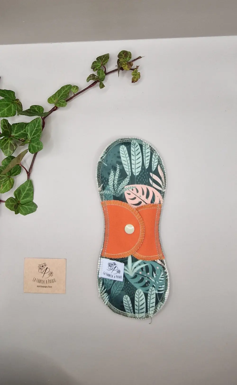 Serviette hygiénique lavable monstera – protection menstruelle réutilisable et absorbante, fabriquée en Suisse par La Fabrik a Patate.