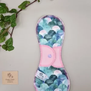 Serviette hygiénique lavable ecailles verte – protection menstruelle réutilisable et absorbante, fabriquée en Suisse par La Fabrik a Patate.