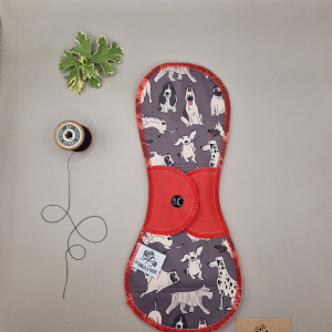 Serviette hygiénique lavable dog – protection menstruelle réutilisable et absorbante, fabriquée en Suisse par La Fabrik a Patate.