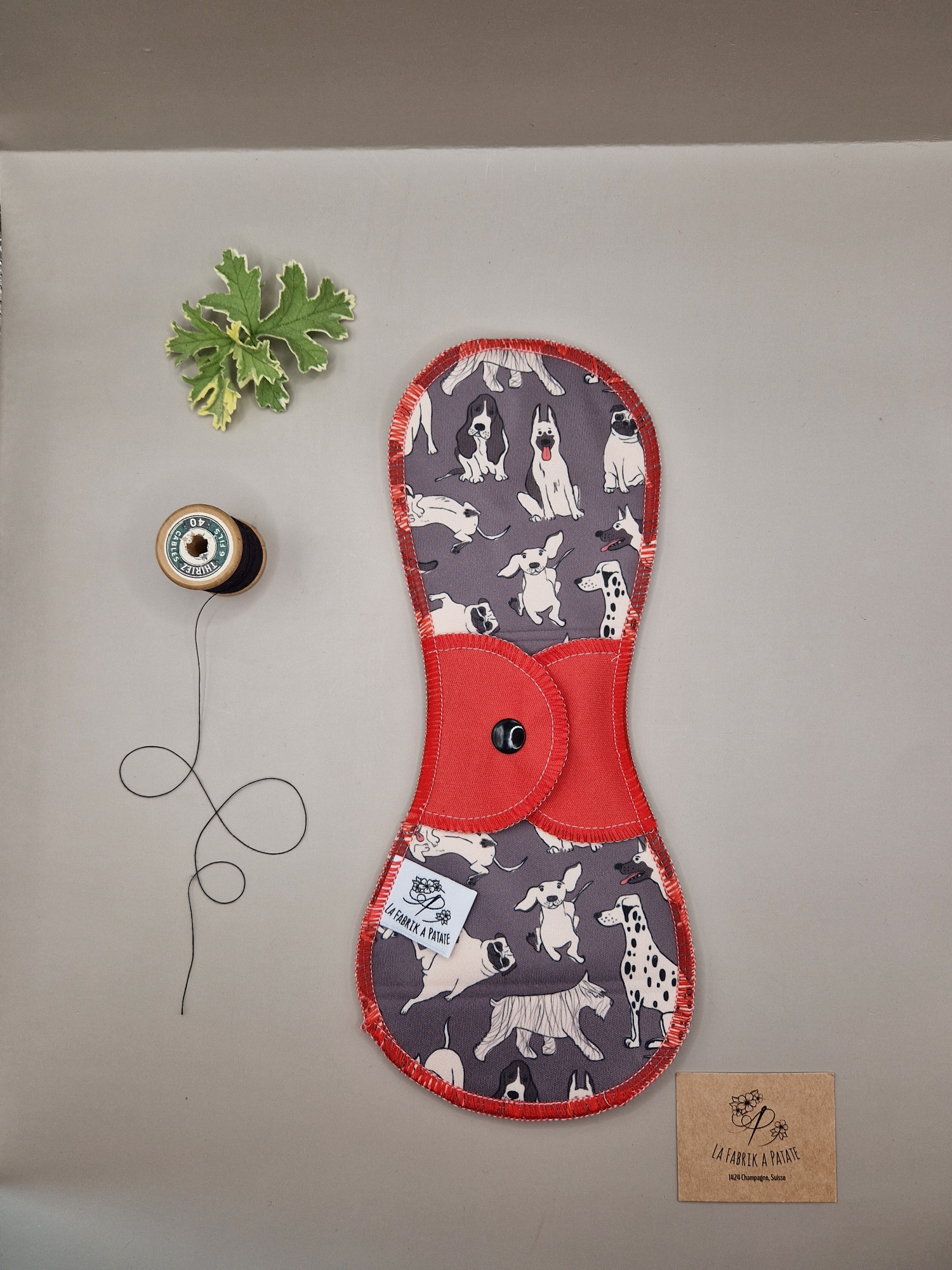 Serviette hygiénique lavable dog – protection menstruelle réutilisable et absorbante, fabriquée en Suisse par La Fabrik a Patate.
