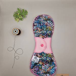 Serviette hygiénique lavable fougere – protection menstruelle réutilisable et absorbante, fabriquée en Suisse par La Fabrik a Patate.