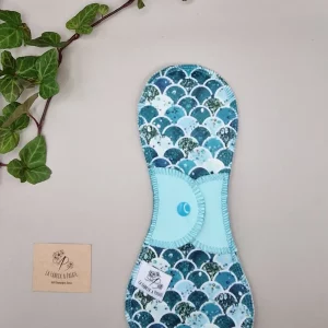 Serviette hygiénique lavable ecailles bleu – protection menstruelle réutilisable et absorbante, fabriquée en Suisse par La Fabrik a Patate.