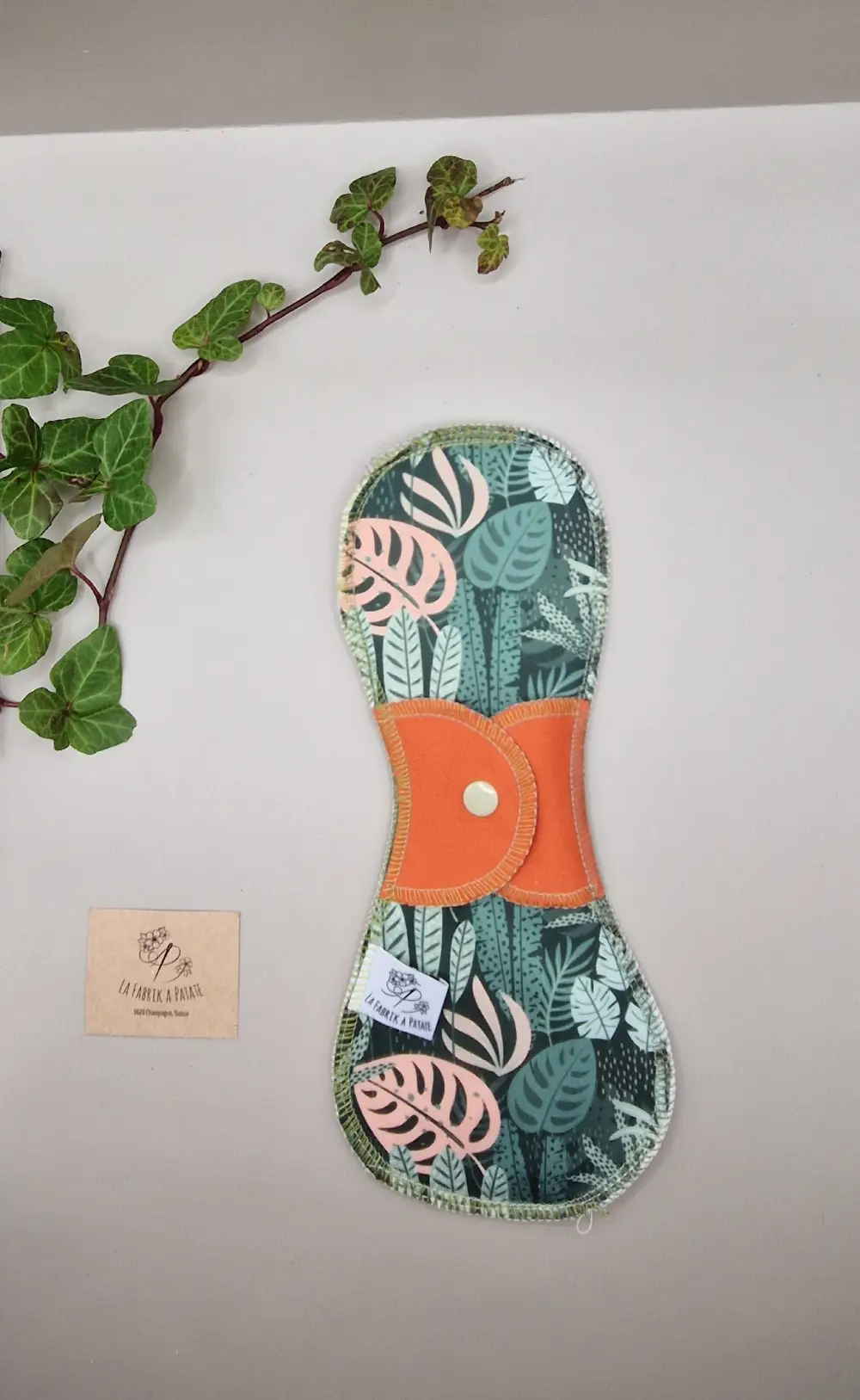 Serviette hygiénique lavable monstera – protection menstruelle réutilisable et absorbante, fabriquée en Suisse par La Fabrik a Patate.