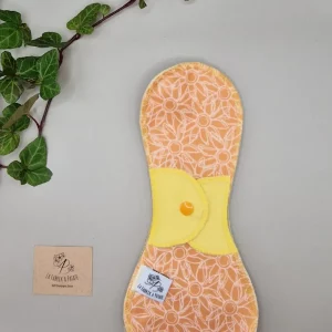 Serviette hygiénique lavable soleil – protection menstruelle réutilisable et absorbante, fabriquée en Suisse par La Fabrik a Patate.
