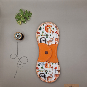 Serviette hygiénique lavable sous-bois – protection menstruelle réutilisable et absorbante, fabriquée en Suisse par La Fabrik a Patate.
