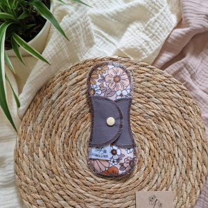 Protège Slip lavable seventies – protection menstruelle réutilisable et absorbante, fabriquée en Suisse par La Fabrik a Patate.