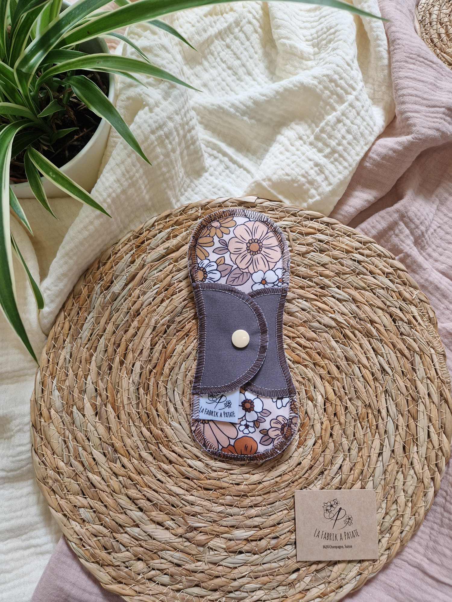 Protège Slip lavable seventies – protection menstruelle réutilisable et absorbante, fabriquée en Suisse par La Fabrik a Patate.