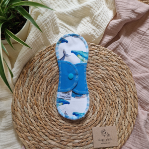 Serviette hygiénique lavable adolescente au motif Baleine