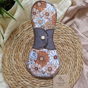 Serviette hygiénique lavable seventies – protection menstruelle réutilisable et absorbante, fabriquée en Suisse par La Fabrik a Patate.