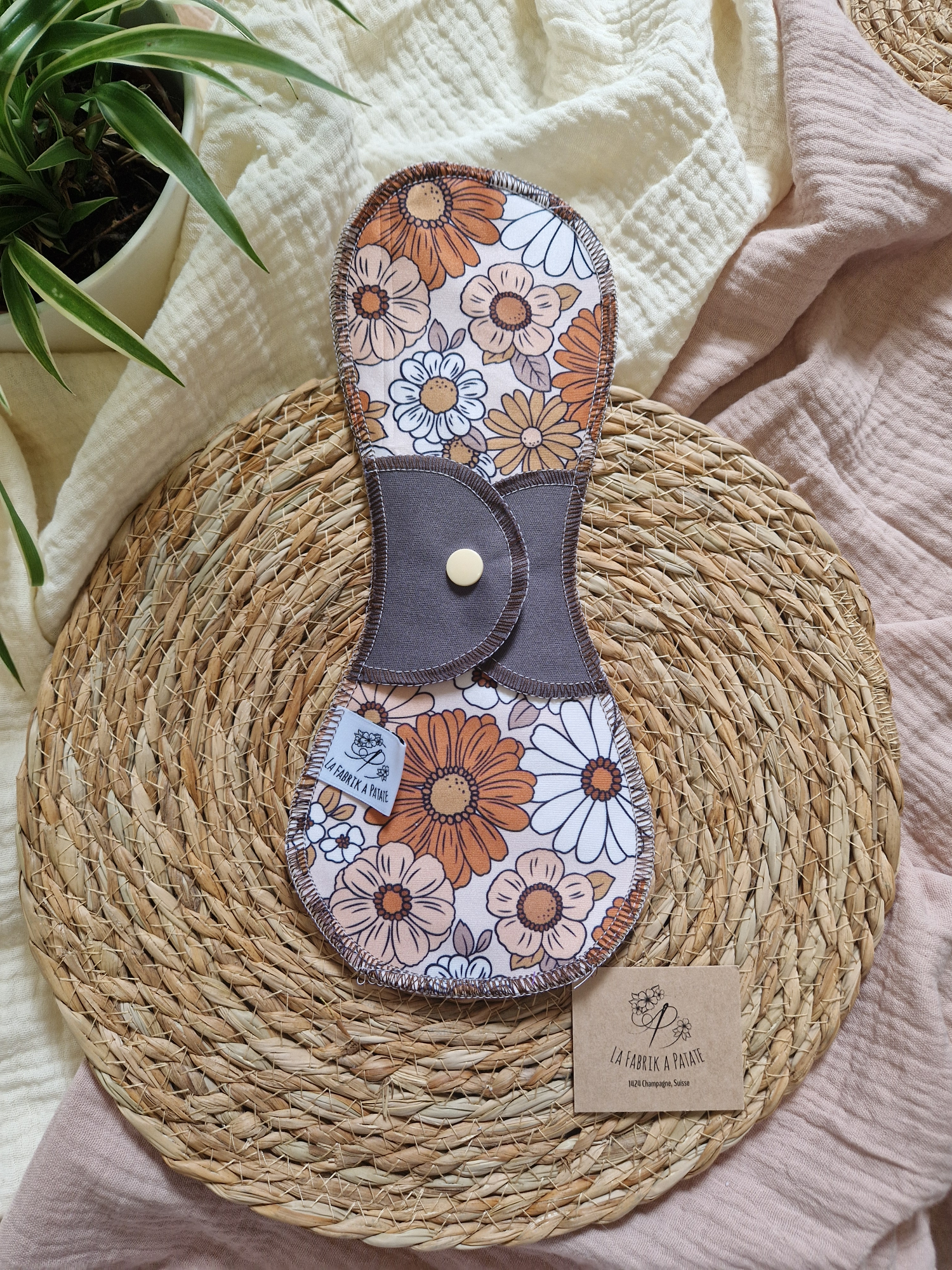 Serviette hygiénique lavable seventies – protection menstruelle réutilisable et absorbante, fabriquée en Suisse par La Fabrik a Patate.